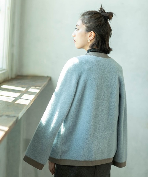 OPAQUE.CLIP（オペークドットクリップ）の「◆フェザーヤーン配色Vネックカーディガン【洗濯機洗い可】（カーディガン/ボレロ・レディース・チャコール/ベージュ系その他7/サックスブルー系4・40/38/42/36）」の6枚目の写真