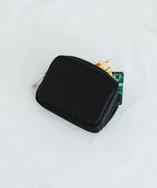 URBAN RESEARCH DOORS(アーバンリサーチドアーズ)の「撥水ミニウォレット(財布・レディース・ブラック・ONE)」の3枚目の写真