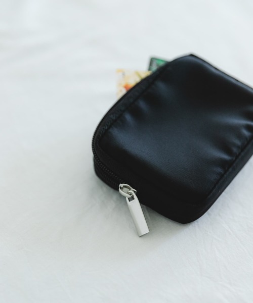 URBAN RESEARCH DOORS(アーバンリサーチドアーズ)の「撥水ミニウォレット(財布・レディース・ブラック・ONE)」の4枚目の写真