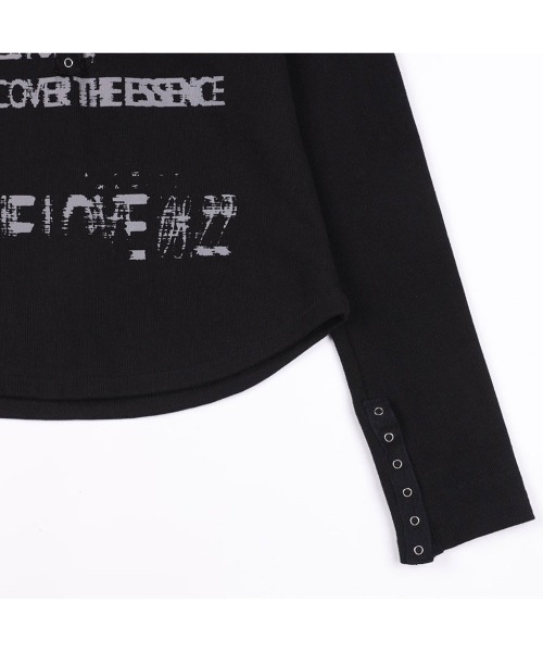 FANCY CLUB（ファンシークラブ）の「韓国ブランド NASTY FANCY CLUB ナスティーファンシークラブ VINTAGE LETTERING SNAP LONG SLEEVE ビンテージレタリングスナップロングスリーブ ブイネックTシャツ 長袖Tシャツ ロゴTシャツ プリントTシャツ 韓国ファッション 韓国ストリート ストリートファッション（Tシャツ/カットソー・レディース・ブラック・ONE SIZE）」の11枚目の写真