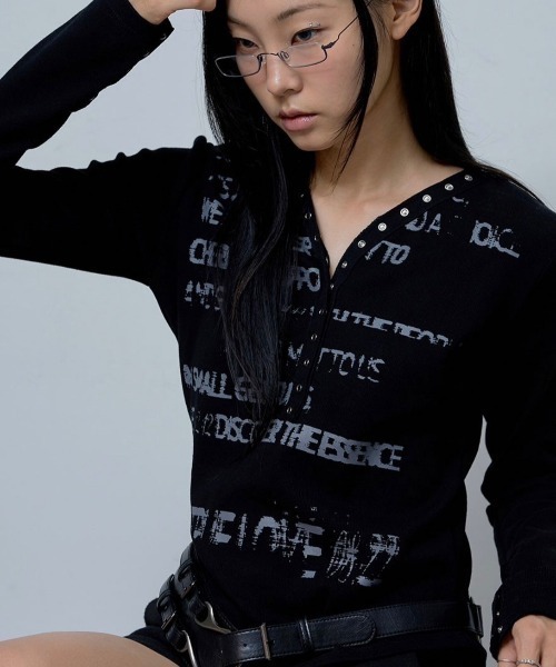 FANCY CLUB（ファンシークラブ）の「韓国ブランド NASTY FANCY CLUB ナスティーファンシークラブ VINTAGE LETTERING SNAP LONG SLEEVE ビンテージレタリングスナップロングスリーブ ブイネックTシャツ 長袖Tシャツ ロゴTシャツ プリントTシャツ 韓国ファッション 韓国ストリート ストリートファッション（Tシャツ/カットソー・レディース・ブラック・ONE SIZE）」の3枚目の写真