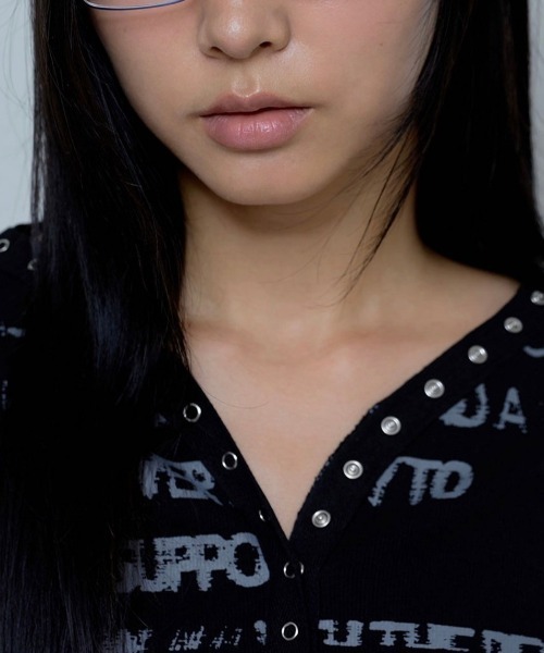 FANCY CLUB（ファンシークラブ）の「韓国ブランド NASTY FANCY CLUB ナスティーファンシークラブ VINTAGE LETTERING SNAP LONG SLEEVE ビンテージレタリングスナップロングスリーブ ブイネックTシャツ 長袖Tシャツ ロゴTシャツ プリントTシャツ 韓国ファッション 韓国ストリート ストリートファッション（Tシャツ/カットソー・レディース・ブラック・ONE SIZE）」の4枚目の写真