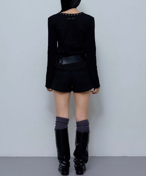 FANCY CLUB（ファンシークラブ）の「韓国ブランド NASTY FANCY CLUB ナスティーファンシークラブ VINTAGE LETTERING SNAP LONG SLEEVE ビンテージレタリングスナップロングスリーブ ブイネックTシャツ 長袖Tシャツ ロゴTシャツ プリントTシャツ 韓国ファッション 韓国ストリート ストリートファッション（Tシャツ/カットソー・レディース・ブラック・ONE SIZE）」の7枚目の写真