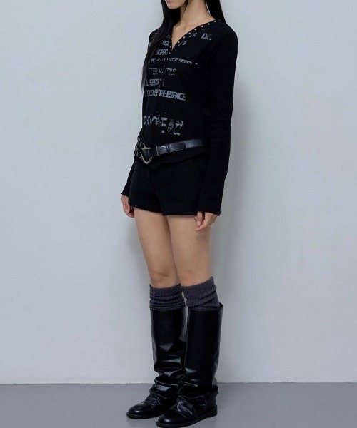 FANCY CLUB（ファンシークラブ）の「韓国ブランド NASTY FANCY CLUB ナスティーファンシークラブ VINTAGE LETTERING SNAP LONG SLEEVE ビンテージレタリングスナップロングスリーブ ブイネックTシャツ 長袖Tシャツ ロゴTシャツ プリントTシャツ 韓国ファッション 韓国ストリート ストリートファッション（Tシャツ/カットソー・レディース・ブラック・ONE SIZE）」の6枚目の写真