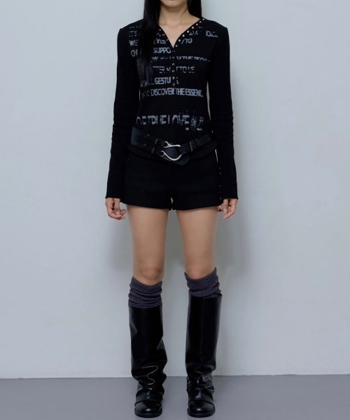 FANCY CLUB（ファンシークラブ）の「韓国ブランド NASTY FANCY CLUB ナスティーファンシークラブ VINTAGE LETTERING SNAP LONG SLEEVE ビンテージレタリングスナップロングスリーブ ブイネックTシャツ 長袖Tシャツ ロゴTシャツ プリントTシャツ 韓国ファッション 韓国ストリート ストリートファッション（Tシャツ/カットソー・レディース・ブラック・ONE SIZE）」の5枚目の写真