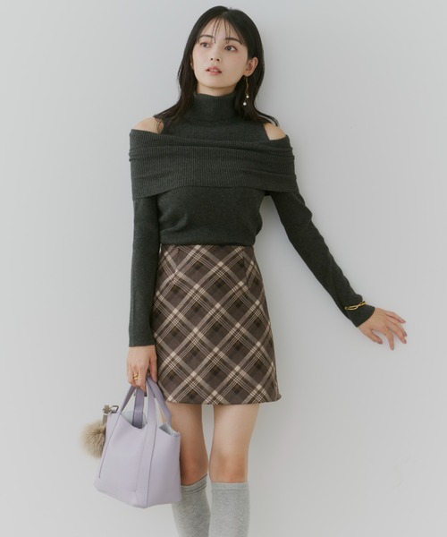 TITTY&CO.（ティティーアンドコー）の「フェイクレザーミニトートバッグ(ファーチャーム付き)（トートバッグ・レディース・ベージュ/グレー・FREE）」の5枚目の写真