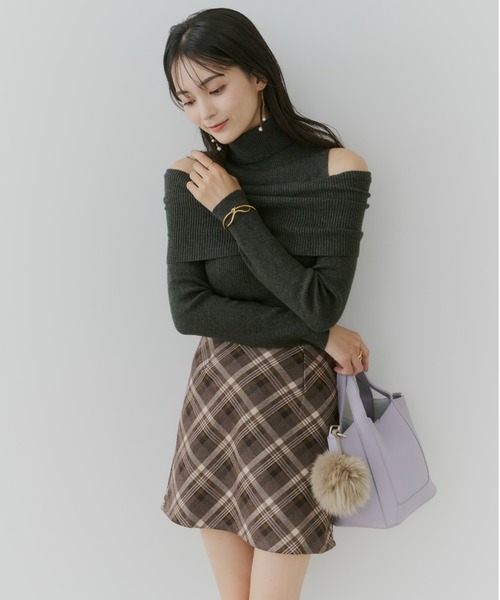 TITTY&CO.（ティティーアンドコー）の「フェイクレザーミニトートバッグ(ファーチャーム付き)（トートバッグ・レディース・ベージュ/グレー・FREE）」の6枚目の写真