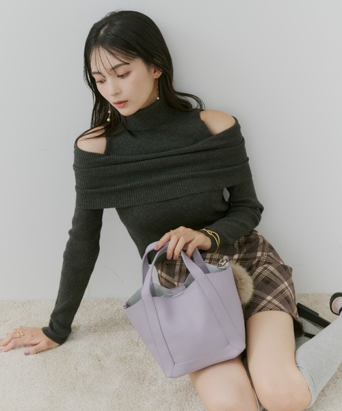 TITTY&CO.（ティティーアンドコー）の「フェイクレザーミニトートバッグ(ファーチャーム付き)（トートバッグ・レディース・ベージュ/グレー・FREE）」の4枚目の写真