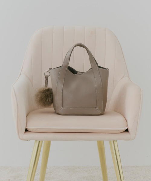 TITTY&CO.（ティティーアンドコー）の「フェイクレザーミニトートバッグ(ファーチャーム付き)（トートバッグ・レディース・ベージュ/グレー・FREE）」の13枚目の写真