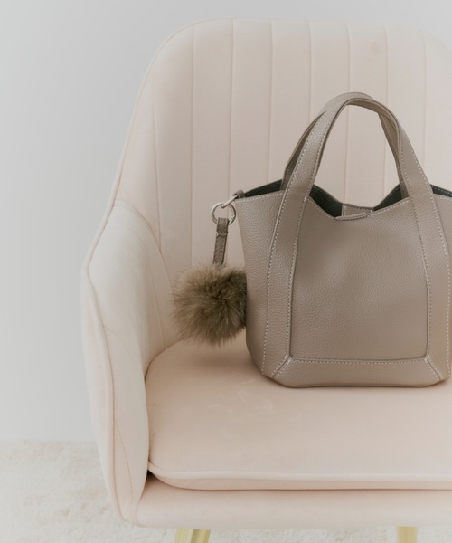 TITTY&CO.（ティティーアンドコー）の「フェイクレザーミニトートバッグ(ファーチャーム付き)（トートバッグ・レディース・ベージュ/グレー・FREE）」の14枚目の写真