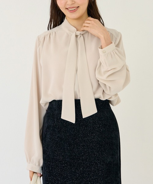 INCEDE（インシード）の「3WAY ピン付きボウタイブラウス（シャツ/ブラウス・レディース・ブラック/オフホワイト/ベージュ・M/L/LL）」の3枚目の写真