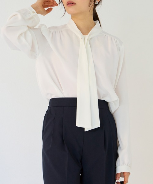 INCEDE（インシード）の「3WAY ピン付きボウタイブラウス（シャツ/ブラウス・レディース・ブラック/オフホワイト/ベージュ・M/L/LL）」の2枚目の写真