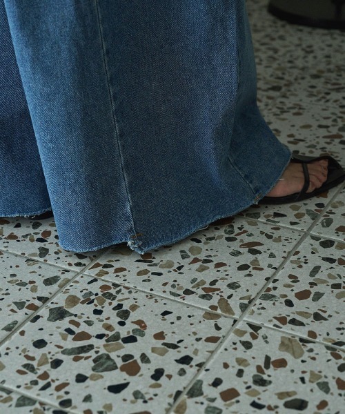 SUPER WIDE TUCK DENIM（デニムパンツ）｜marjour（マージュール