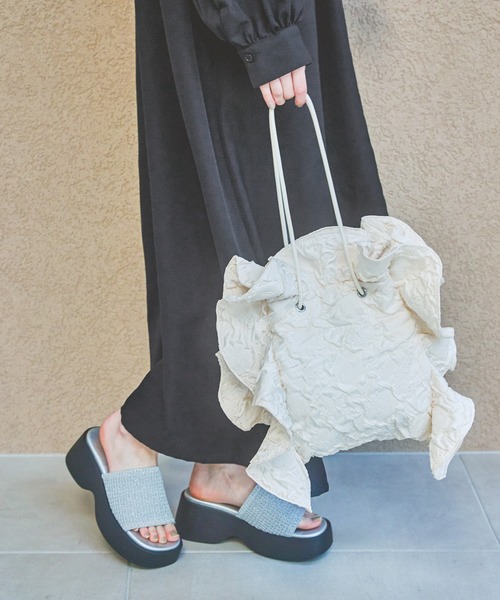 LAKOLE（ラコレ）の「ジャガードラッフルボリュームショルダーバッグ / 288655（ショルダーバッグ・レディース・オフホワイト/ブラック・FREE）」の2枚目の写真