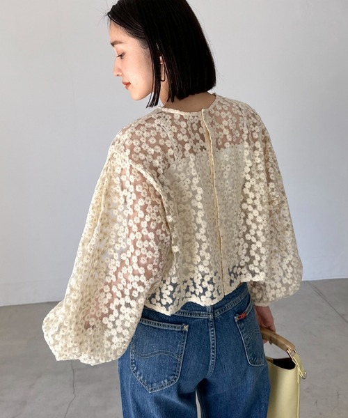 Doux archives（ドゥアルシーヴ）の「シアーフラワーブラウス（シャツ/ブラウス・レディース・アイボリー/ブラック・FREE）」の2枚目の写真