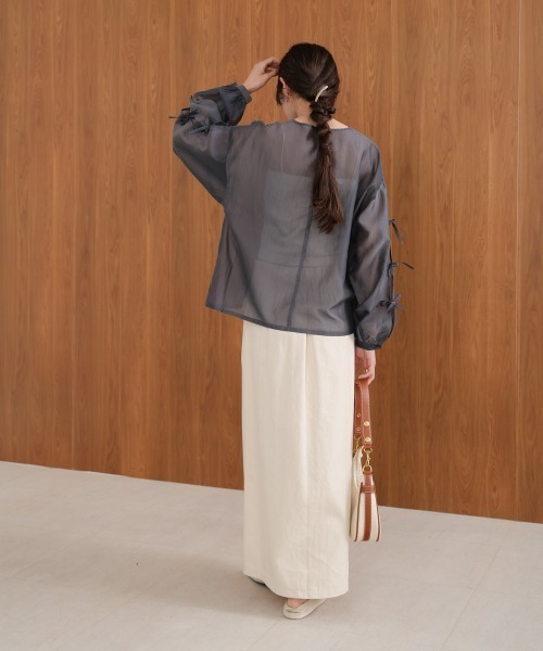 Bab（バブ）の「袖リボンシアーブラウス（シャツ/ブラウス・レディース・チャコールグレー/ブルー/ベージュ/アイボリー・M）」の19枚目の写真