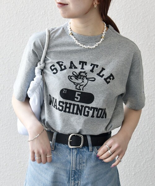 Champion(チャンピオン)の「Champion:〈洗濯機可能〉クルーネック カレッジ ロゴ TEE 25SS(Tシャツ/カットソー・レディース・グレー/ホワイト/ダークグレー・ONE SIZE)」の2枚目の写真