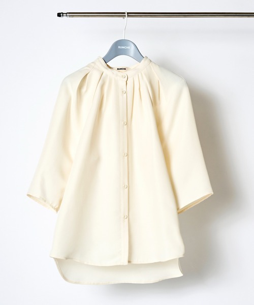RUMCHE（ラムシェ）の「Stand Tuck Blouse / スタンドタックブラウス（シャツ/ブラウス・レディース・ブラック/オフホワイト・FREE）」の2枚目の写真