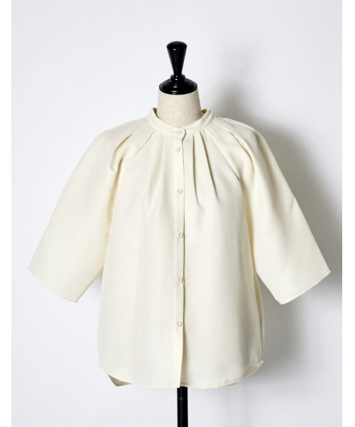 RUMCHE（ラムシェ）の「Stand Tuck Blouse / スタンドタックブラウス（シャツ/ブラウス・レディース・ブラック/オフホワイト・FREE）」の3枚目の写真