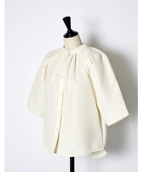 RUMCHE（ラムシェ）の「Stand Tuck Blouse / スタンドタックブラウス（シャツ/ブラウス・レディース・ブラック/オフホワイト・FREE）」の4枚目の写真