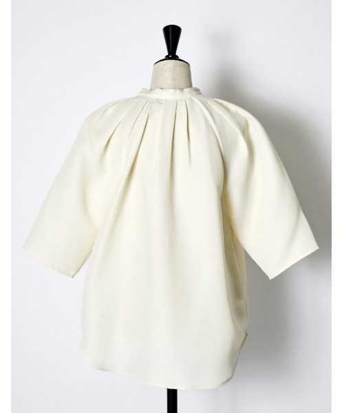 RUMCHE（ラムシェ）の「Stand Tuck Blouse / スタンドタックブラウス（シャツ/ブラウス・レディース・ブラック/オフホワイト・FREE）」の5枚目の写真