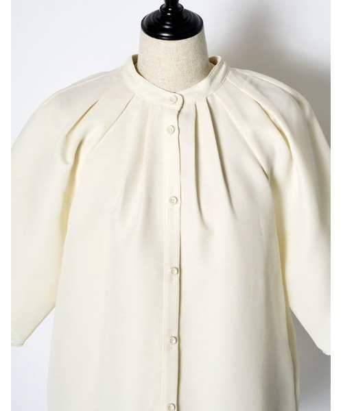 RUMCHE（ラムシェ）の「Stand Tuck Blouse / スタンドタックブラウス（シャツ/ブラウス・レディース・ブラック/オフホワイト・FREE）」の6枚目の写真