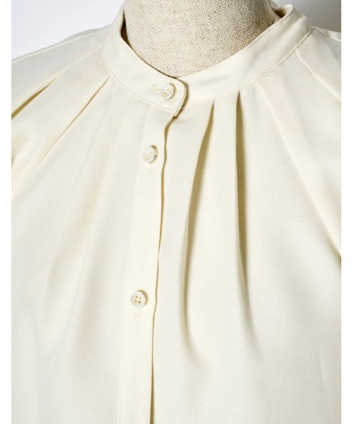 RUMCHE（ラムシェ）の「Stand Tuck Blouse / スタンドタックブラウス（シャツ/ブラウス・レディース・ブラック/オフホワイト・FREE）」の7枚目の写真