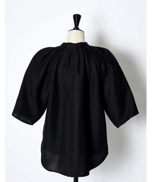 RUMCHE（ラムシェ）の「Stand Tuck Blouse / スタンドタックブラウス（シャツ/ブラウス・レディース・ブラック/オフホワイト・FREE）」の12枚目の写真