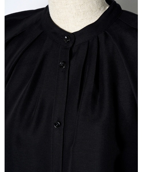 RUMCHE（ラムシェ）の「Stand Tuck Blouse / スタンドタックブラウス（シャツ/ブラウス・レディース・ブラック/オフホワイト・FREE）」の14枚目の写真