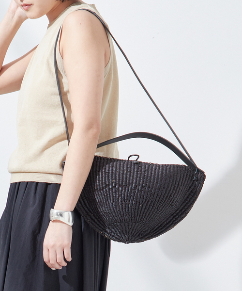 journal standard L'essage(ジャーナルスタンダードレサージュ)の「《別注》【INES BRESSAND】SP MEDIUM WALNUTS(M):ショルダーバッグ(ショルダーバッグ・レディース・ブラック・FREE)」の4枚目の写真
