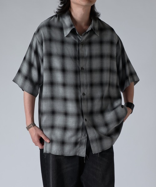 Lui's（ルイス）の「オンブレー半袖シャツ（シャツ/ブラウス・メンズ・グレー/ブラック・FREE）」の2枚目の写真