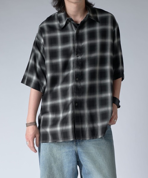 Lui's（ルイス）の「オンブレー半袖シャツ（シャツ/ブラウス・メンズ・グレー/ブラック・FREE）」の3枚目の写真