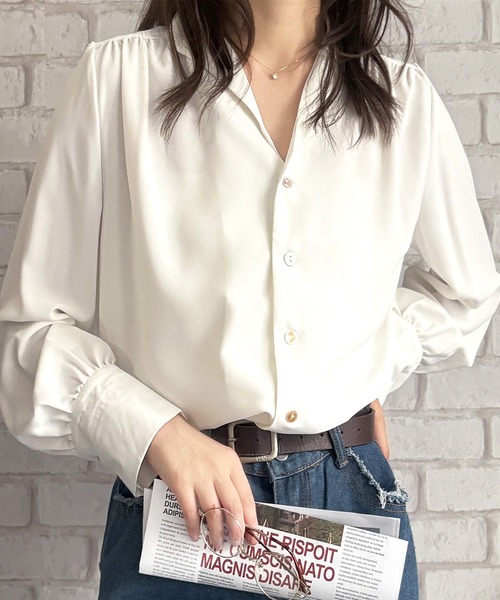 Dewlily(デューリリー)の「オンオフで着まわせる、ベーシックシャツ◎ オープンカラーブラウス(シャツ/ブラウス・レディース・ホワイト/ブルー・L/M)」の1枚目の写真