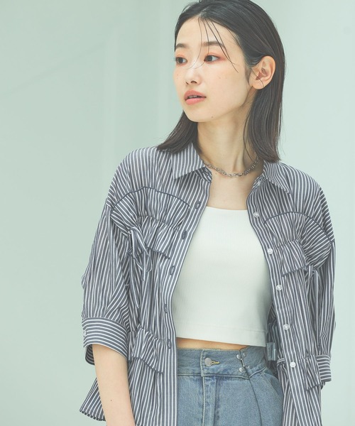 LAKOLE（ラコレ）の「ストライプフリルシャツ（5分袖） / 491872（シャツ/ブラウス・レディース・イエロー/チャコール/ライトブルー/パープル・FREE）」の2枚目の写真