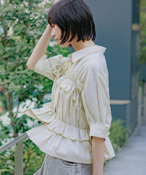 LAKOLE（ラコレ）の「ストライプフリルシャツ（5分袖） / 491872（シャツ/ブラウス・レディース・イエロー/チャコール/ライトブルー/パープル・FREE）」の9枚目の写真