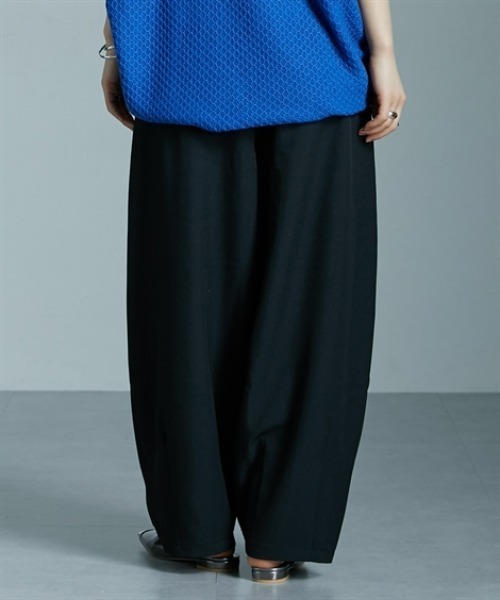 Soiunique（スワユニーク）の「落ち感素材ゆったりサイズサーカスパンツ ［Soiunique］（その他パンツ・レディース・ブラック/ベージュ/チャコール・M/L/LL）」の20枚目の写真