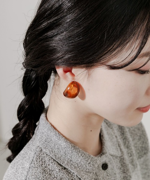 SMELLY（スメリー）の「カラーワイドフープイヤリング（イヤリング・レディース・ブラウン/アイボリー・-）」の2枚目の写真