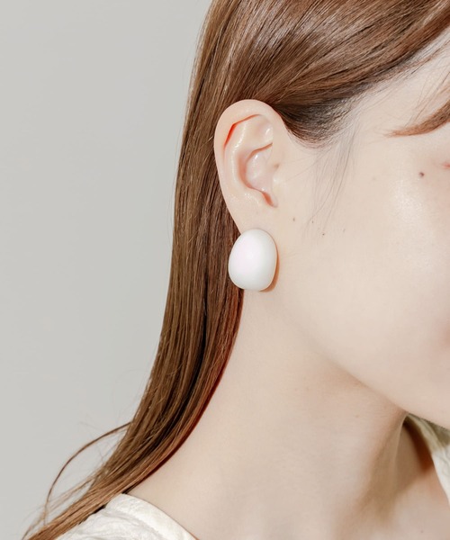 SMELLY（スメリー）の「カラーワイドフープイヤリング（イヤリング・レディース・ブラウン/アイボリー・-）」の13枚目の写真