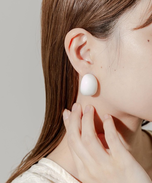 SMELLY（スメリー）の「カラーワイドフープイヤリング（イヤリング・レディース・ブラウン/アイボリー・-）」の14枚目の写真