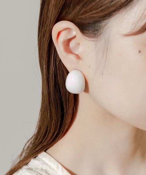 SMELLY（スメリー）の「カラーワイドフープイヤリング（イヤリング・レディース・ブラウン/アイボリー・-）」の6枚目の写真