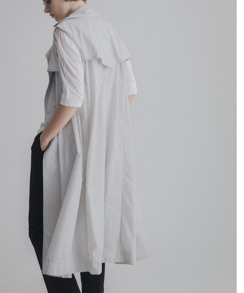 CINOH（チノ）の「TYPEWRITER NYLON GILET（ベスト・レディース・ライトグレー・36）」の5枚目の写真