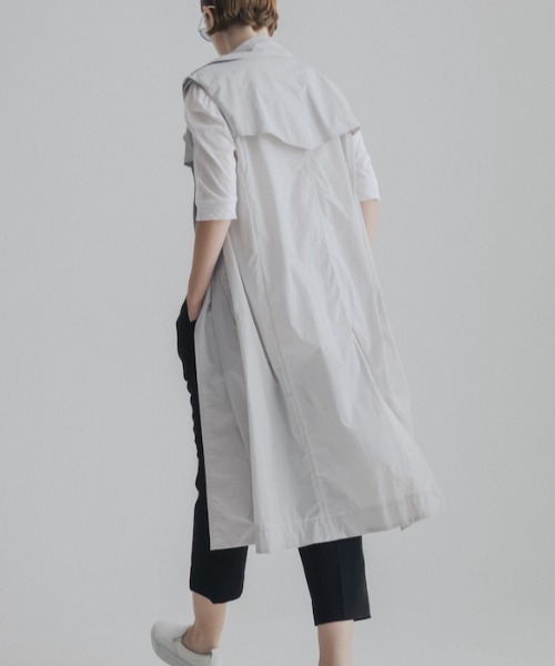 CINOH（チノ）の「TYPEWRITER NYLON GILET（ベスト・レディース・ライトグレー・36）」の7枚目の写真