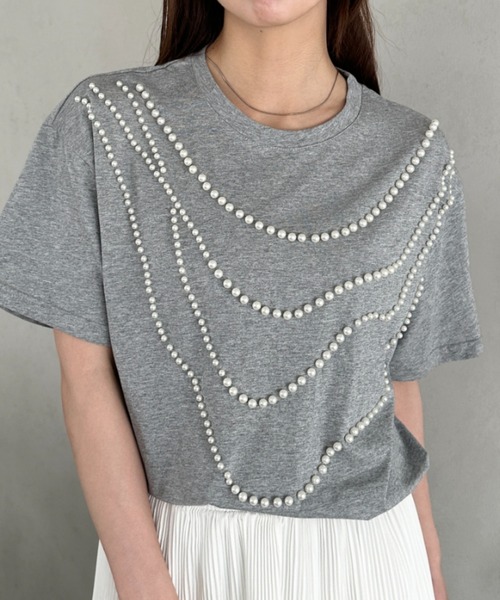 【関税込】 半袖Tシャツ - パールグレー セール】パール付き半袖Tシャツ（Tシャツ/カットソー）｜MYMOOD