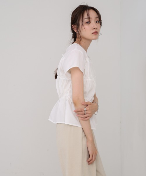 Bab(バブ)の「フレンチスリーブギャザーフリルブラウス(シャツ/ブラウス・レディース・オフホワイト/B/C/A・M)」の9枚目の写真