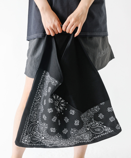 THRIFTY LOOK(スリフティールック)の「【THRIFTY LOOK / スリフティールック】HAV-A-HANK TRIANGLE TOTE L / トライアングルトート / バンダナ / ユニセックス【WEB限定】(トートバッグ・レディース・ホワイト/ブラック・フリー)」の2枚目の写真