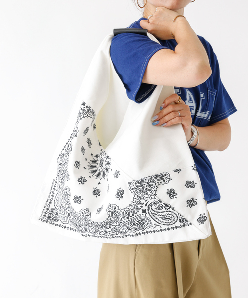 THRIFTY LOOK(スリフティールック)の「【THRIFTY LOOK / スリフティールック】HAV-A-HANK TRIANGLE TOTE L / トライアングルトート / バンダナ / ユニセックス【WEB限定】(トートバッグ・レディース・ホワイト/ブラック・フリー)」の3枚目の写真