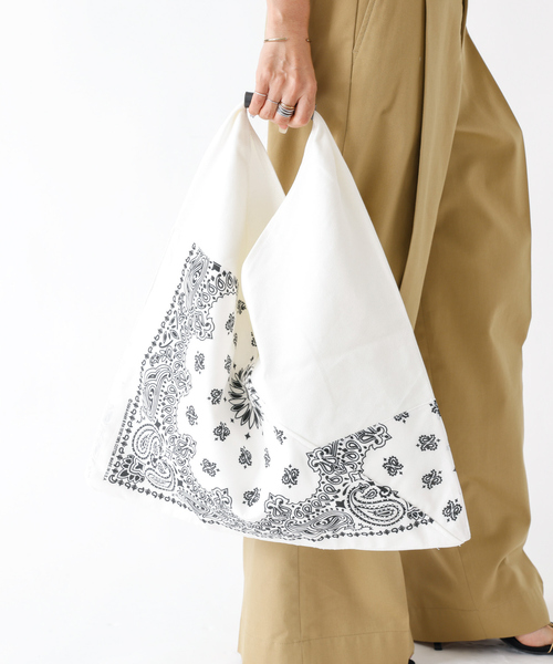 THRIFTY LOOK(スリフティールック)の「【THRIFTY LOOK / スリフティールック】HAV-A-HANK TRIANGLE TOTE L / トライアングルトート / バンダナ / ユニセックス【WEB限定】(トートバッグ・レディース・ホワイト/ブラック・フリー)」の4枚目の写真