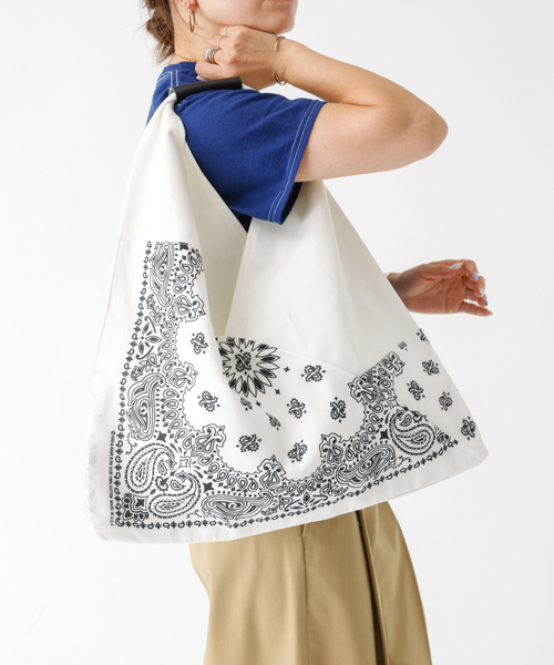 THRIFTY LOOK(スリフティールック)の「【THRIFTY LOOK / スリフティールック】HAV-A-HANK TRIANGLE TOTE L / トライアングルトート / バンダナ / ユニセックス【WEB限定】(トートバッグ・レディース・ホワイト/ブラック・フリー)」の12枚目の写真