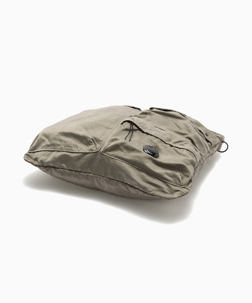 C.P. COMPANY（シーピーカンパニー）の「C.P. Company / シーピーカンパニーACC BAG IN NYLON B（トートバッグ・メンズ・ベージュ・FREE）」の4枚目の写真