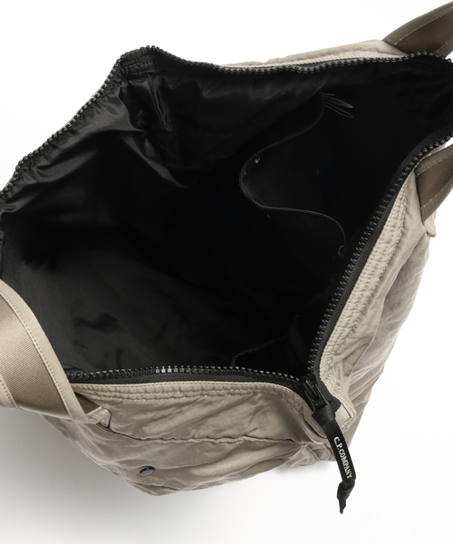 C.P. COMPANY（シーピーカンパニー）の「C.P. Company / シーピーカンパニーACC BAG IN NYLON B（トートバッグ・メンズ・ベージュ・FREE）」の5枚目の写真